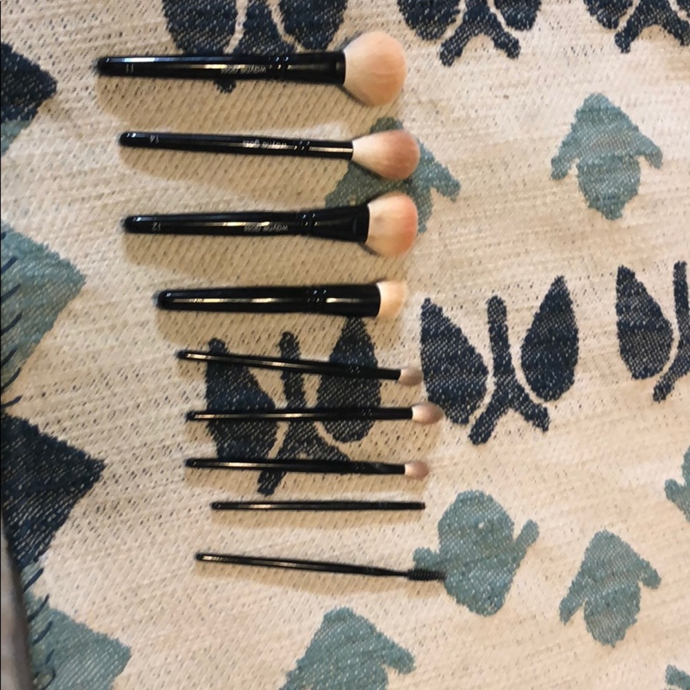 Wayne Goss makeup brushes